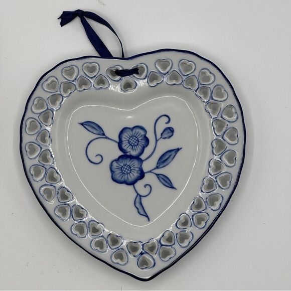 Set of 2 Blue & White Porcelain Hanging Plates - Floral Design - Picture 4 of 14